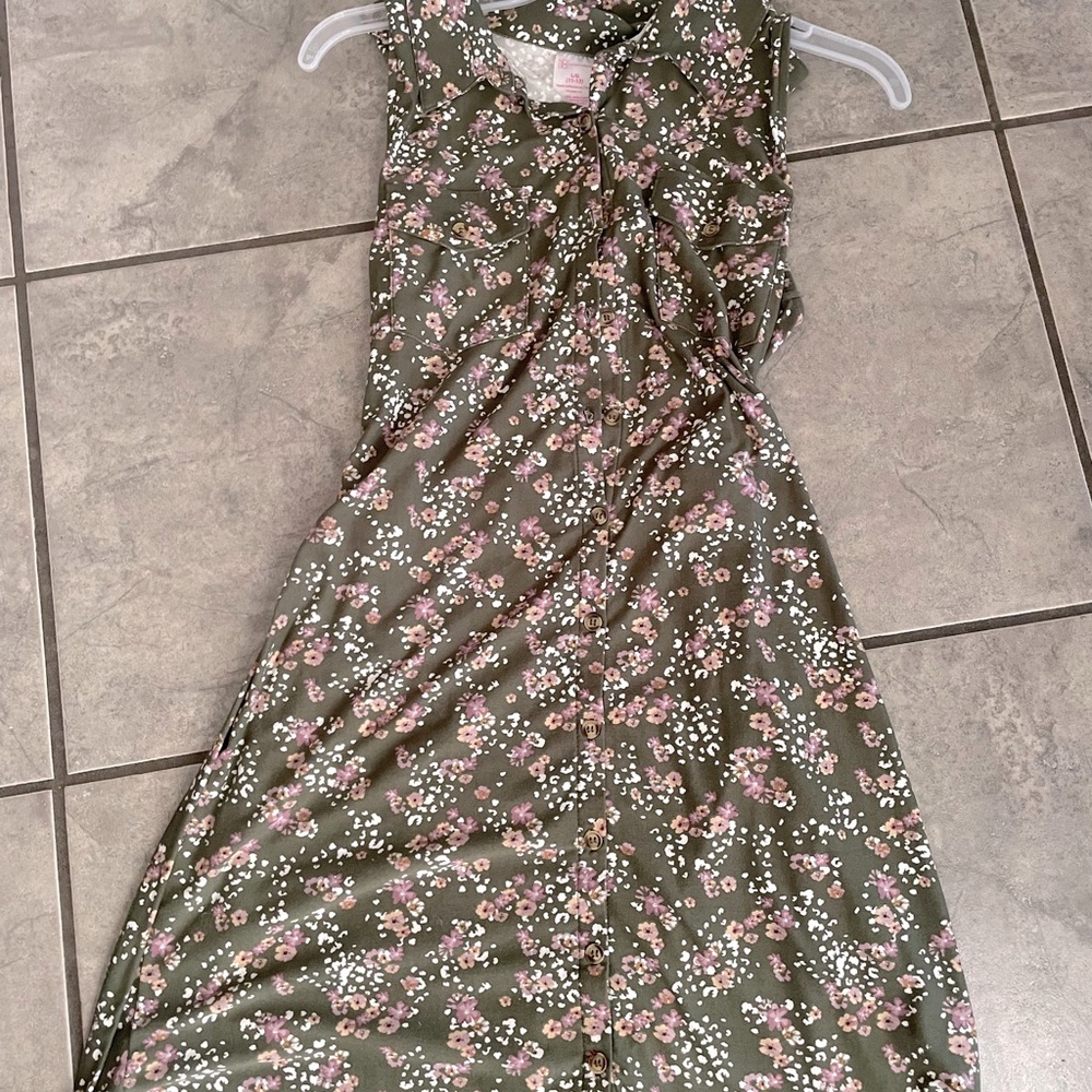 Green, no boundaries, sleeveless, button up, floral dressss